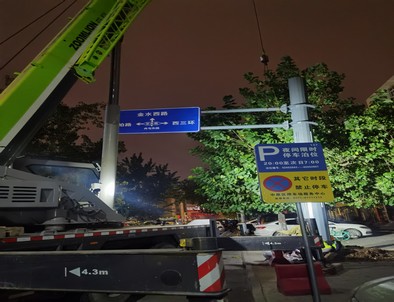 荆州交通标志牌安装现场