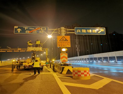 荆州郑州市北三环彩虹桥交通标志牌安装现场